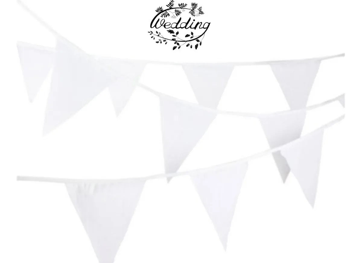 Tira decorativa de banderines triangulares de polietileno color blanco, ideal para eventos al aire libre como bodas, bautizos y ceremonias; 50 metros de largo con 84 banderines por tira. Tira decorativa de banderines triangulares de polietileno color blanco, ideal para eventos al aire libre como bodas, bautizos y ceremonias; 50 metros de largo con 84 banderines por tira.